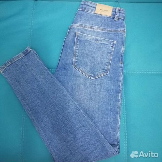 Джинсы mango
