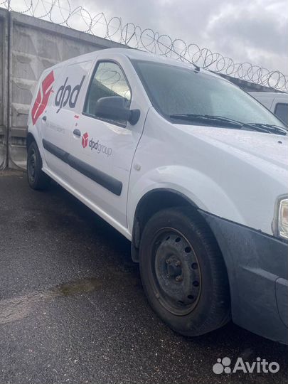 Водитель экспедитор со своим грузовым авто