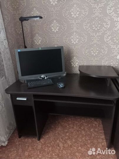 Компьютерный стол с настольной лампой