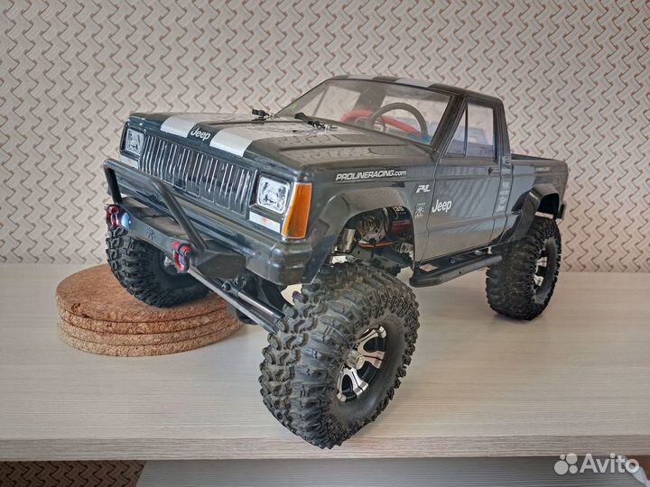 Радиоуправляемая модель Axial scx10