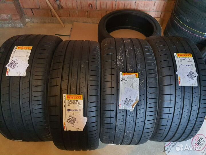 Pirelli P Zero PZ4 325/30 R23 и 285/35 R23