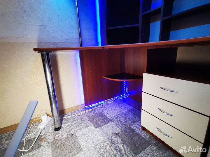 Детская кровать чердак со столом и шкафом бу