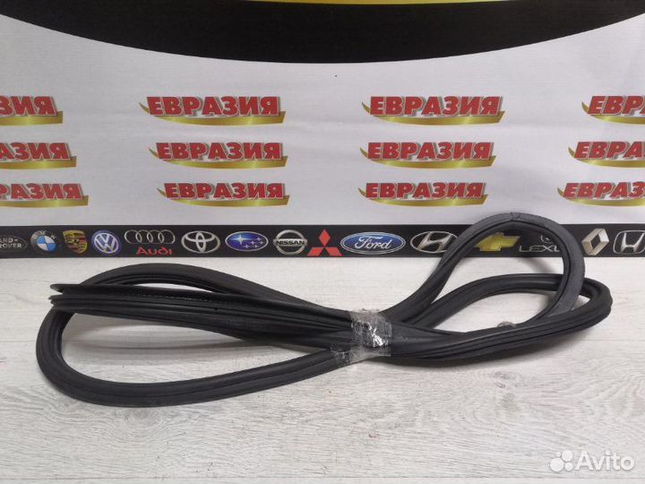 Уплотнитель дверного проема передний правый Audi