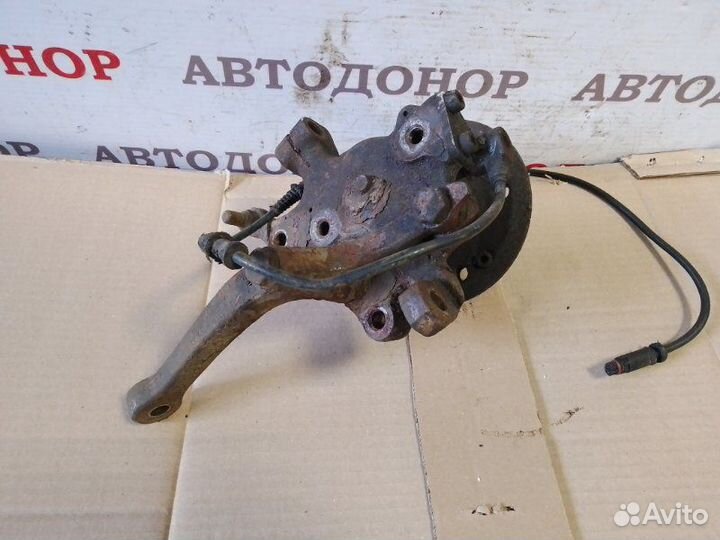 Поворотный кулак передний правый Mercedes-Benz