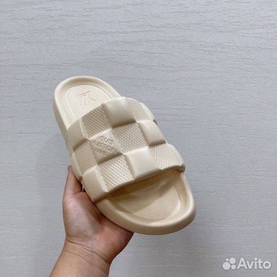 Шлепанцы Louis Vuitton