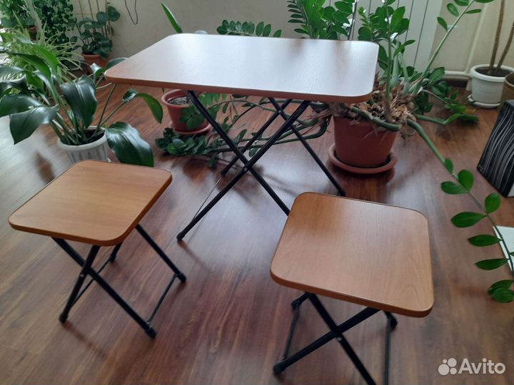 Складной столик с табуретами