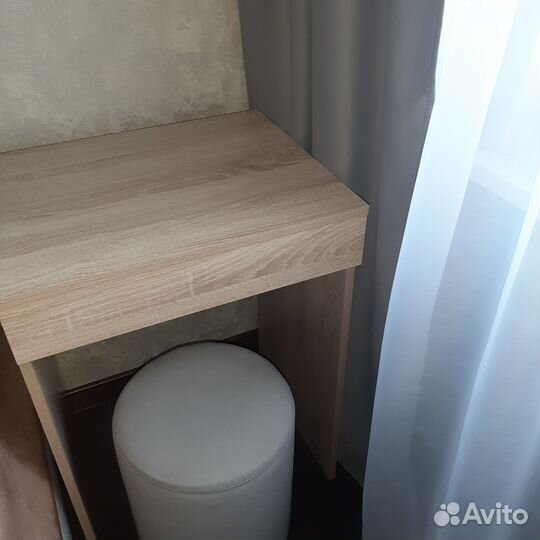 Туалетный столик с зеркалом