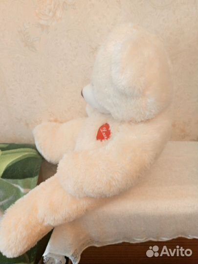Большой плюшевый медведь