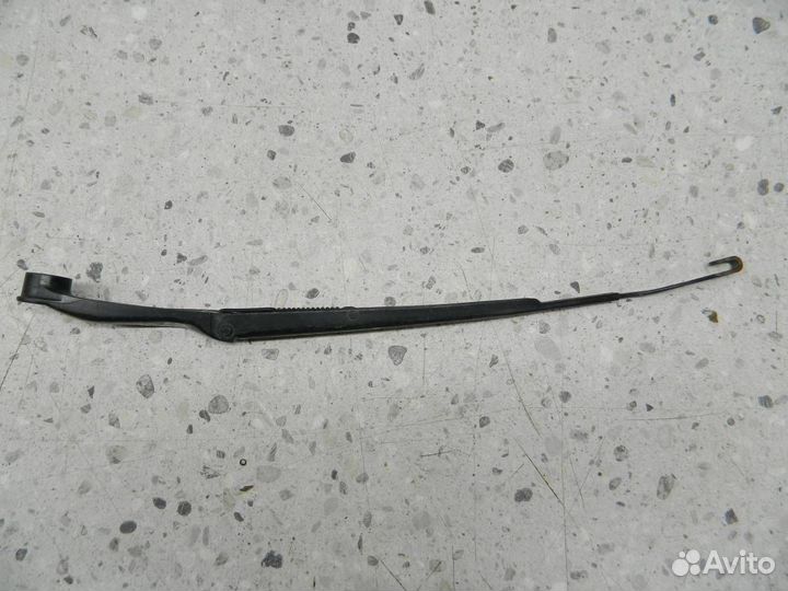 Поводок стеклоочистителя передний правый Toyota Ma