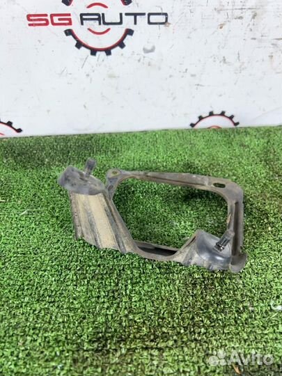 Кронштейн противотуманной фары передний правый