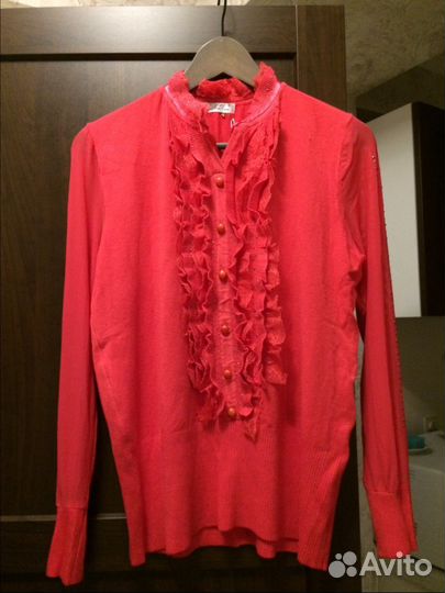 Кофты красная и чёрная