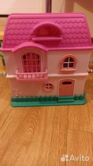 Игрушечный дом для кукол