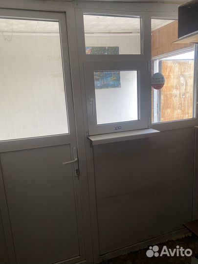 Европерегородка с дверью и окошком