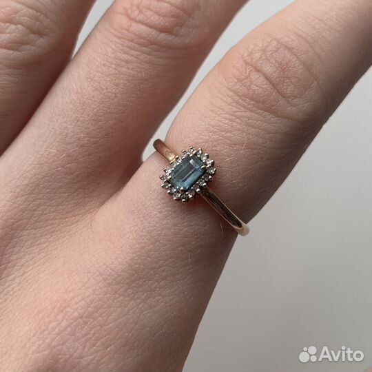 Золотое кольцо с топазом и бриллиантами