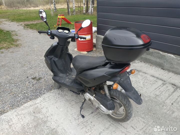 Мопед скутер на ходу