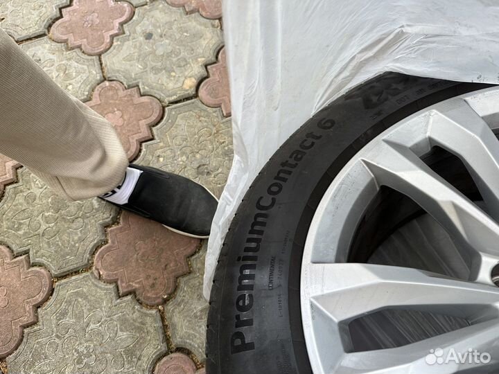 Продам комплект резины с дисками audi