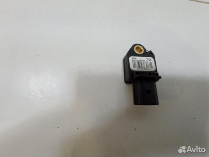 Датчик airbag Toyota Avensis T270 ZRT271 2008-2012