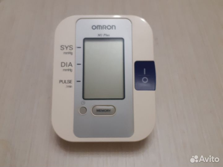 Тонометр Omron M1 в рабочем состоянии
