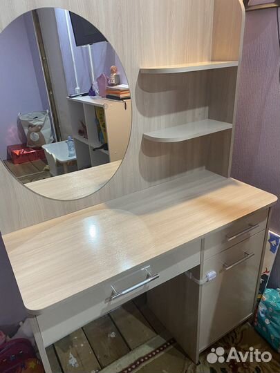 Трюмо с зеркалом