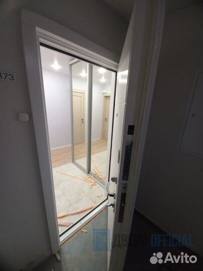 Дверь входная белая очень хорошая