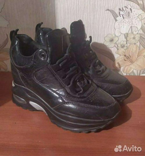 Кроссовки высокие