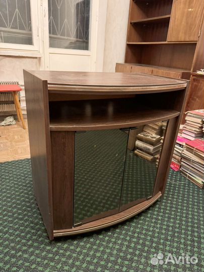 Тумба под телевизор на колесиках