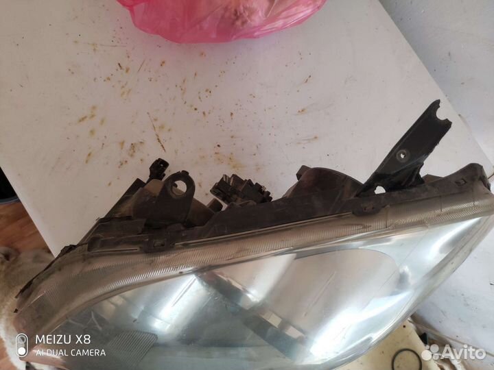 Фара Toyota avensis 2008