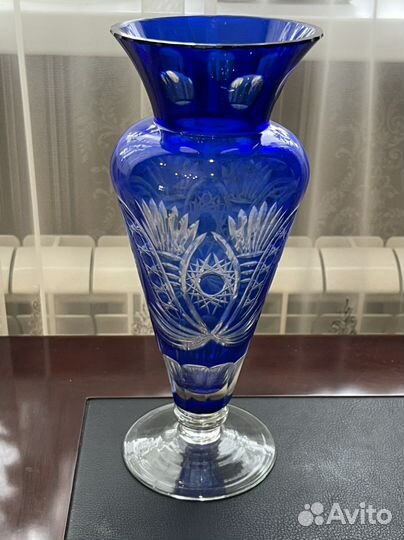 Ваза хрустальная с янтарными вставками