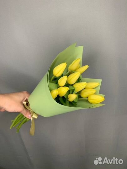 Букет из 13 желтых тюльпанов