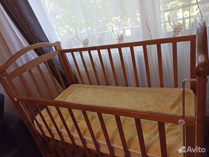 Детская кровать с маятником