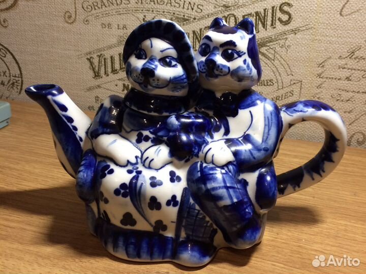 Коллекционный чайник Гжель « Коты на свидании»