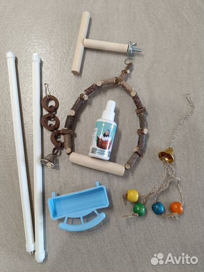 Волнистый попугай с клеткой