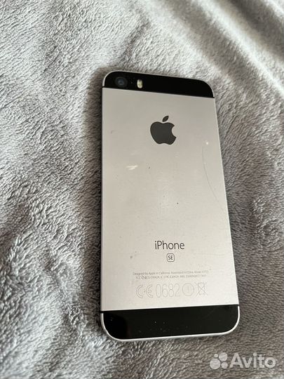 Телефон iPhone SE