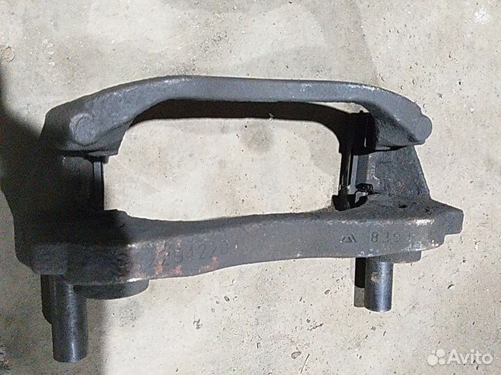 Скоба супорта передняя R15 Пежо Боксер 3 Ситроен Д