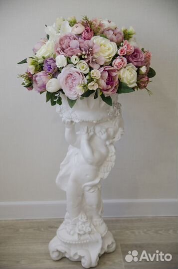 Напольные статуи и вазы с искусственными цветами