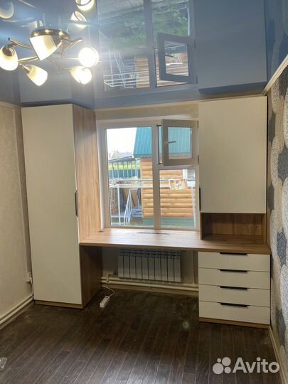 Детские рабочие зоны, стол у окна. Изготовление