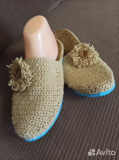 Домашние тапочки связаны крючком