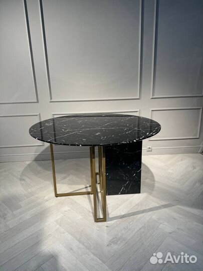 Обеденный стол