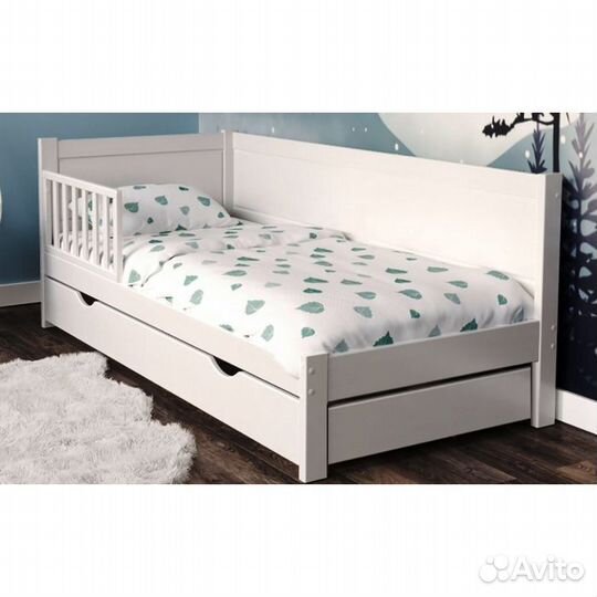 Кровать в детскую из массива сосны