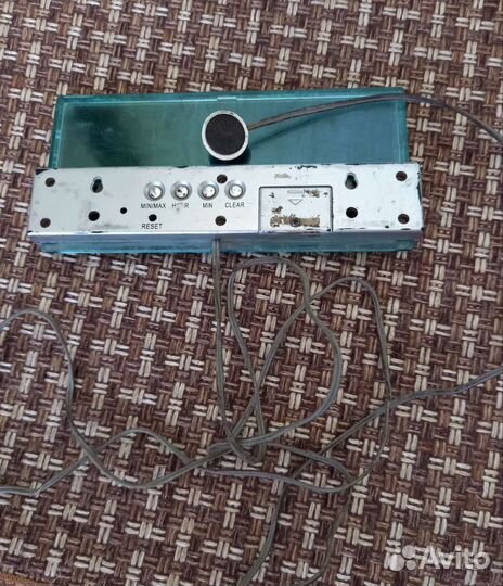 Часы термометр