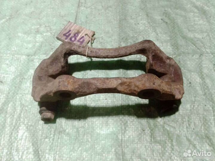 Скоба суппорта передняя Audi 80 B3