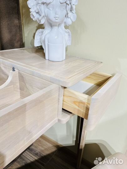 Туалетный столик с зеркалом