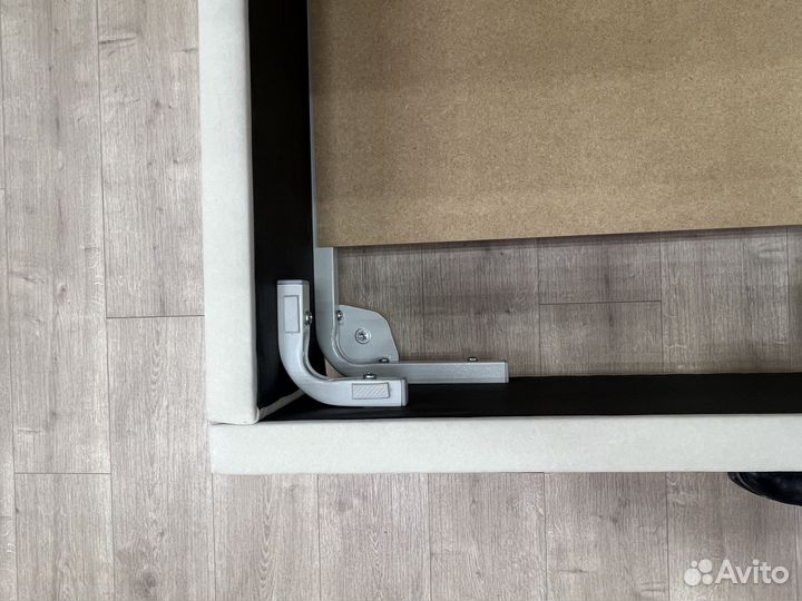 Кровать с подъемным механизмом