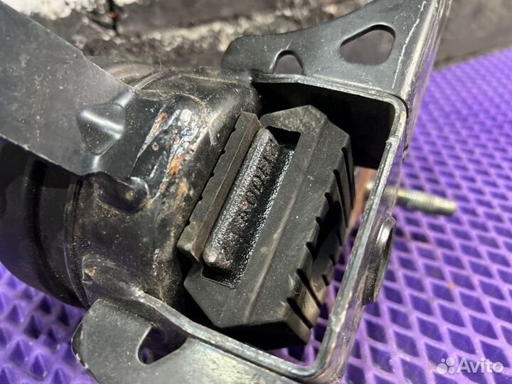 Подушка двигателя правая Toyota Ractis