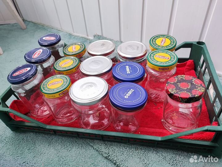 Стеклянные банки и графинчики