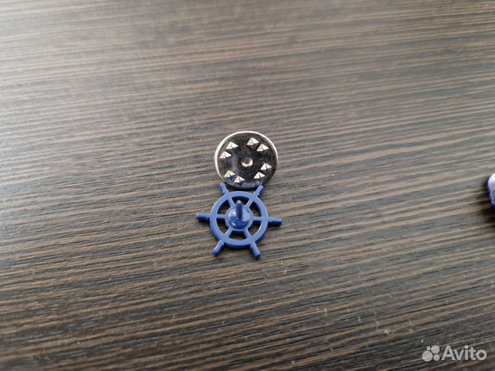 Фрачные значки якорь и штурвал