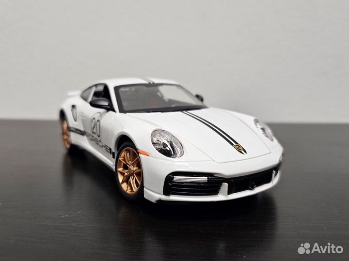 Модель машины Porsche 911 Turbo S белая