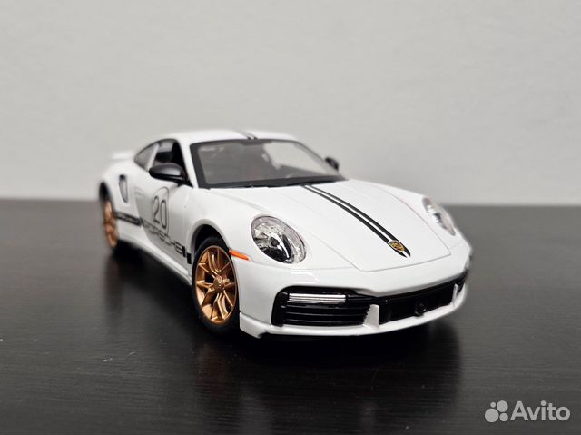 Модель машины Porsche 911 Turbo S белая