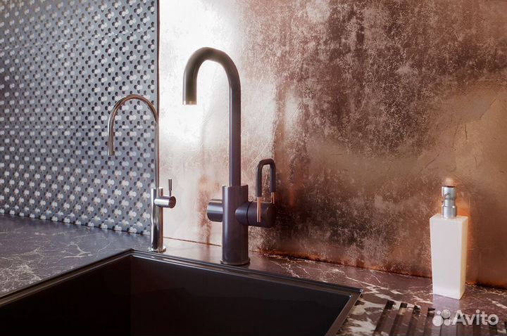 Белоснежная модульная кухня в потолок