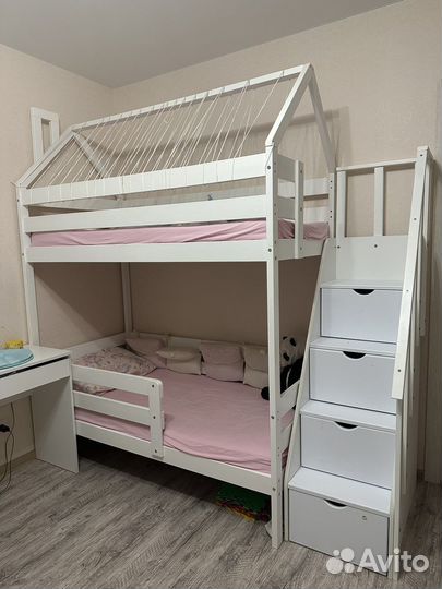 Двухярусная кровать с лестницей комодом